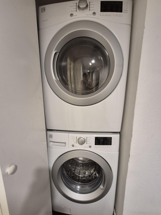 Building Photo - 600 W 9th St