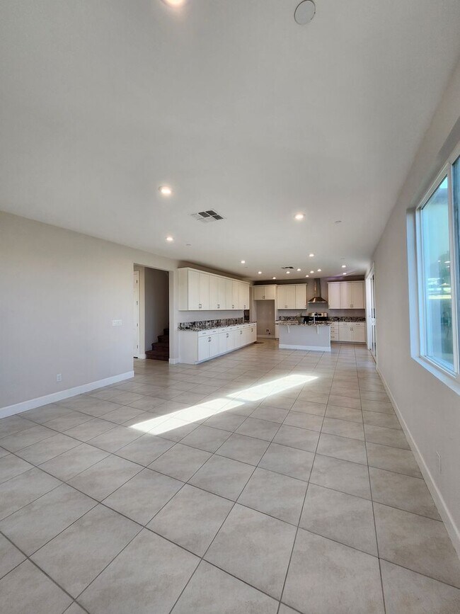 Building Photo - Beautiful Plumas Lake home on a large lot with SOLAR