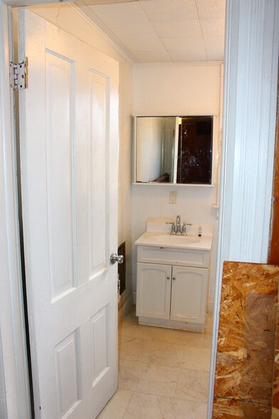 Full bath - 180 Martin St