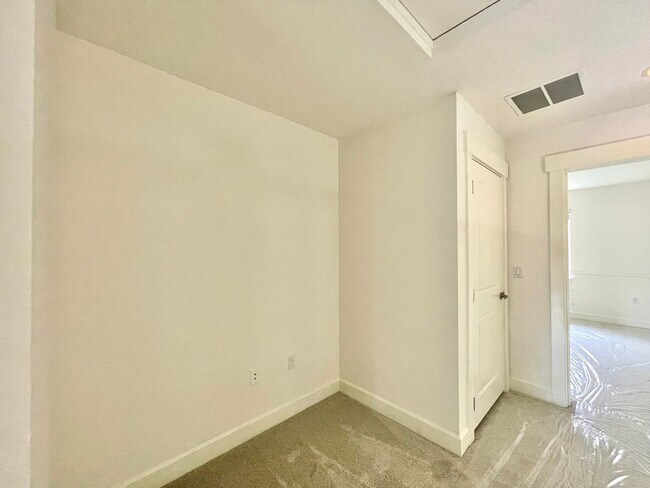 Building Photo - Great Townhome for rent