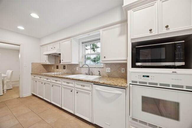 Building Photo - 10603 Lynbrook Dr