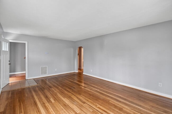 Building Photo - 4 Bedroom Rental