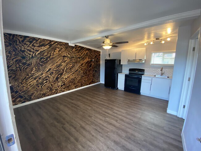 Building Photo - 433 N 14th St