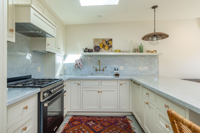 Building Photo - Downtown bungalow