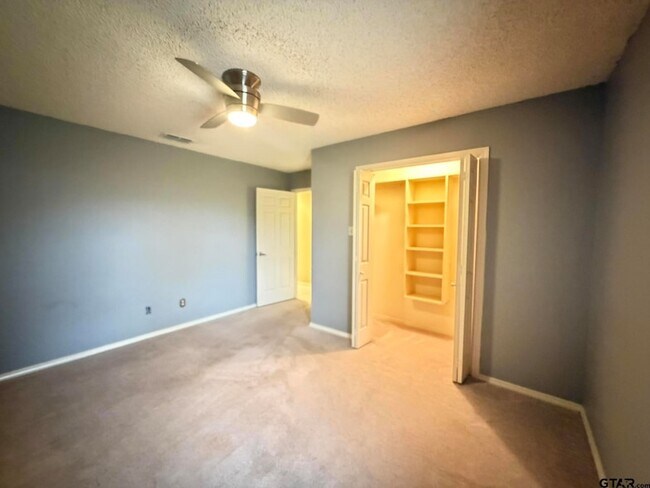 Building Photo - 2304 Deanna Ave