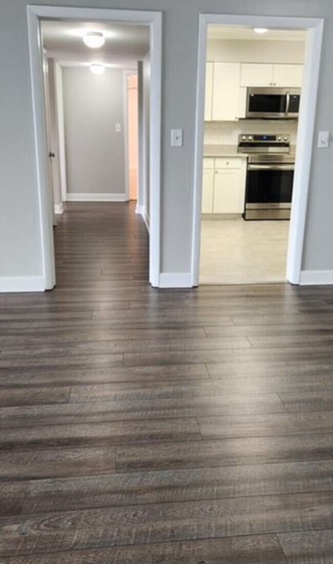 Building Photo - Newly Renovated Condo Located In Highly Desirable Area Of Forest Acres!