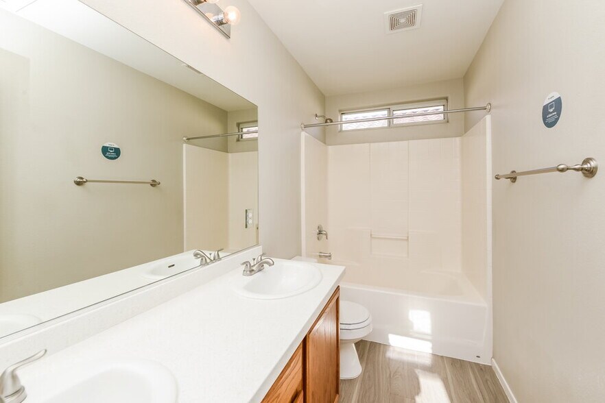 Building Photo - 3520 Terraza Mar Ave