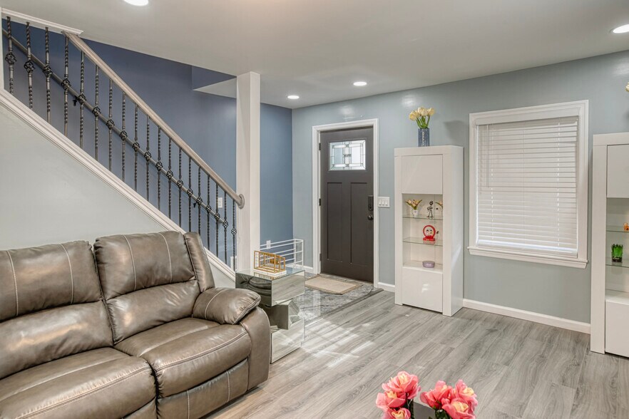 Main Door Entrance - 39 Quarry St