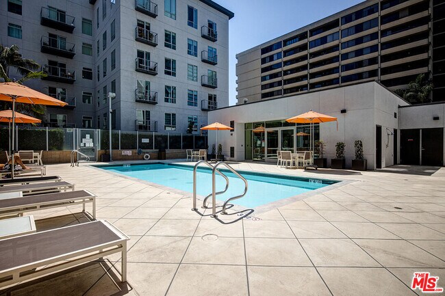 Building Photo - 645 W 9th St