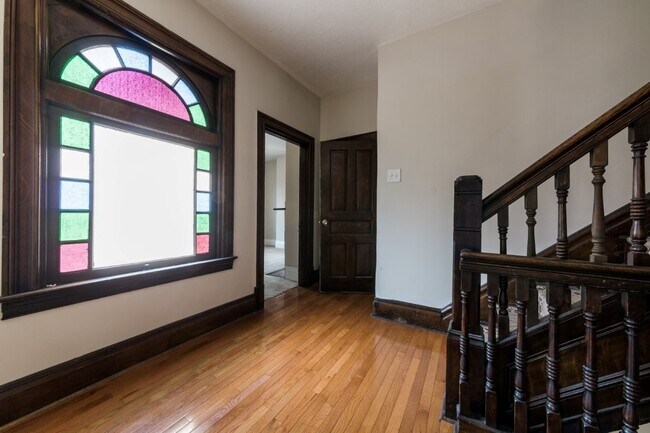 Building Photo - AVAILABLE AUGUST 2026 - Unique 3 Bedroom + den w/ Central AC in the South Side Slopes!