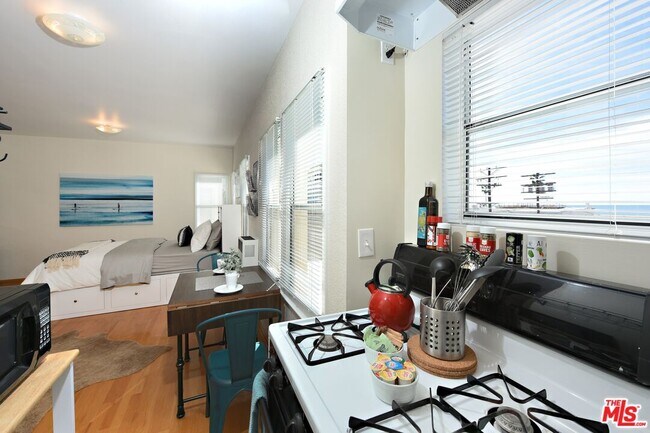 Building Photo - 26 Breeze Ave