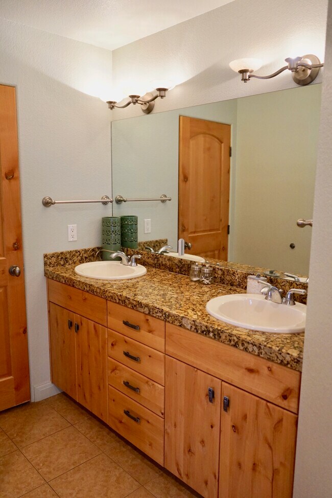 Master bathroom - 27 Crystal Park Rd