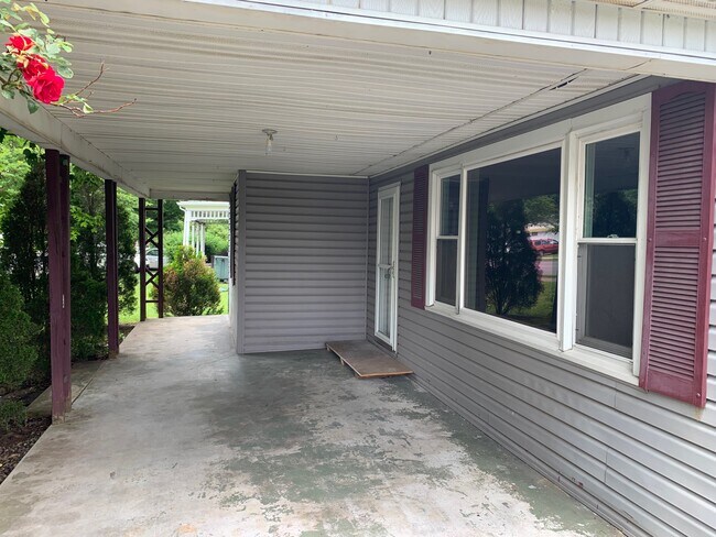 Front Porch - 222 S Sycamore St