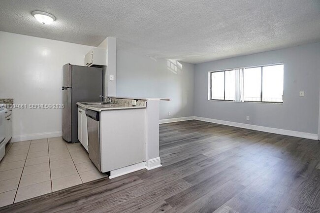 Building Photo - 1727 Meadows Cir W