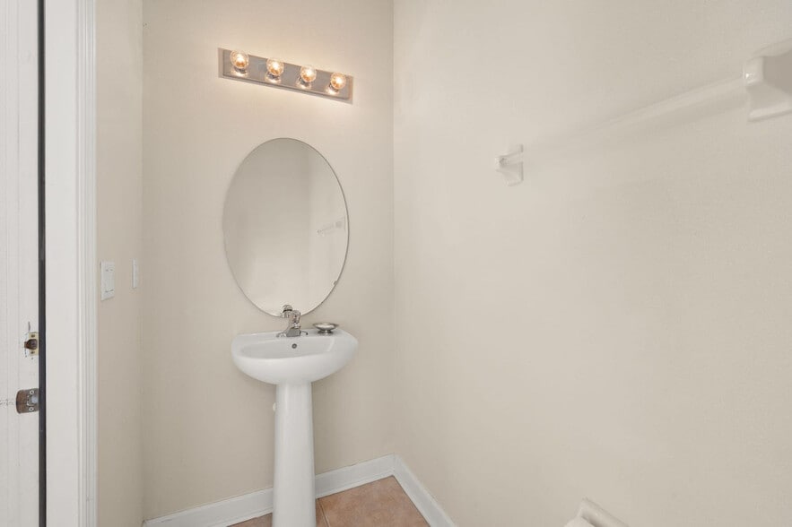 Building Photo - 1419 Fairview Cir