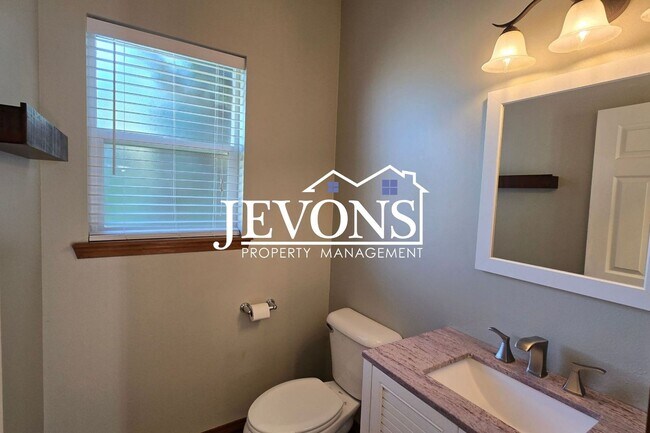 Building Photo - Coming soon! 3 Bed / 2.5 Bath Single-Family Home in West Yakima