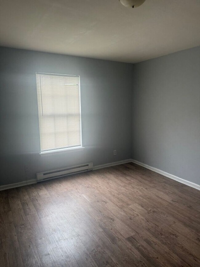 Building Photo - Three Bedroom Apartment in Norfolk