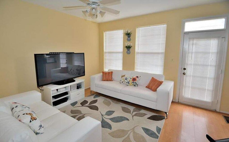 Living room - 14614 Stream Pond Dr
