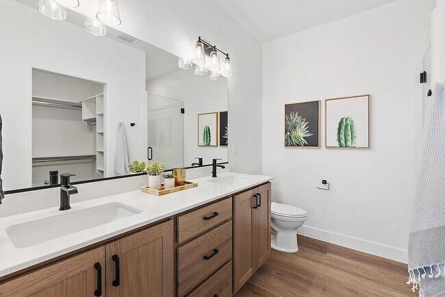 Building Photo - 1061 W Albertine Ln