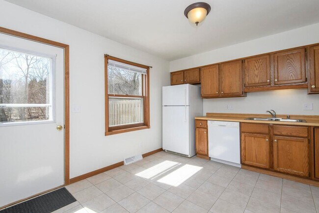 Building Photo - 208 Applewood Ln