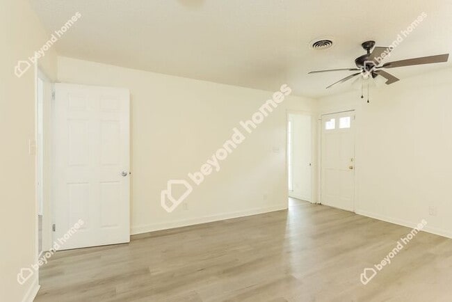 Building Photo - This Cozy 4 bedroom / 2 full bath and 2,09...