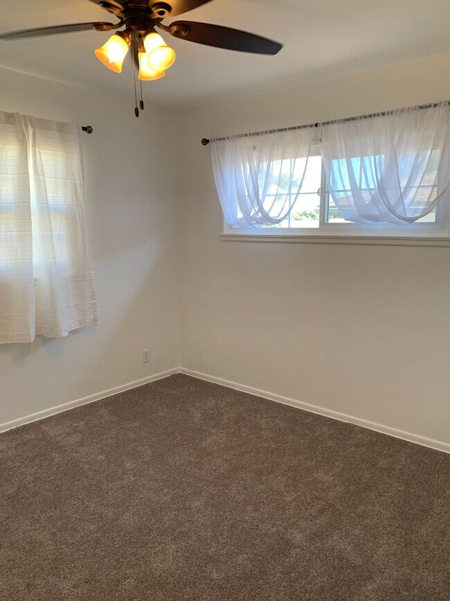 Building Photo - Spacious 3+3 Single Story Home w/ office -...