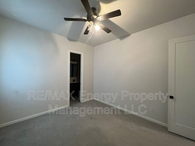 Building Photo - 440 St Claire Dr