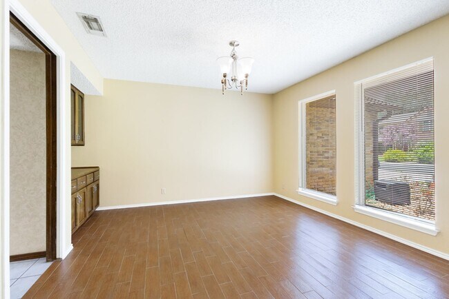 Building Photo - Charming Home Awaits: Spacious & Modern Living in a Prime Location