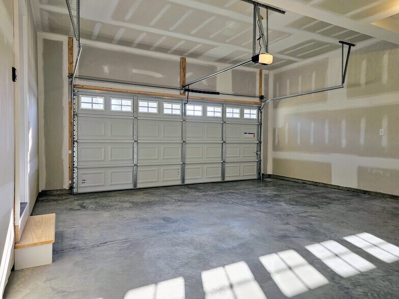 Building Photo - 108 Meadows Bnd