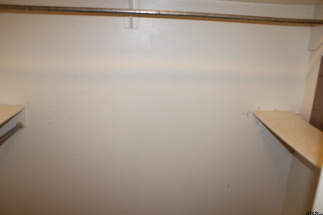 Building Photo - 713 Meadow Creek Dr