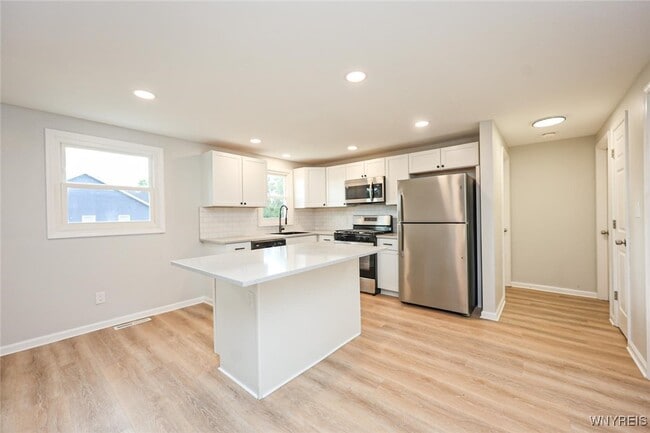 Building Photo - 862 Falcon Dr