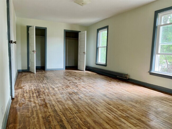 Building Photo - 216 Robinson St