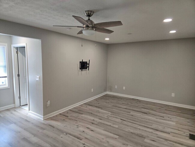 Building Photo - Charming 5-Bedroom Property in Prime Location