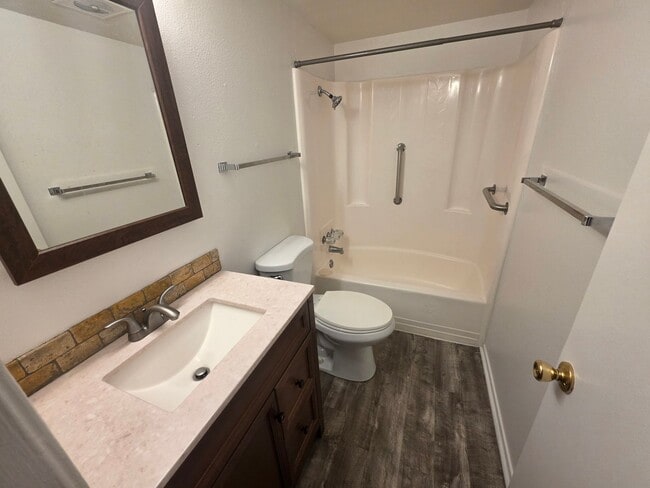 Building Photo - Newly Remodeled 3 Bedroom House in Bullhead