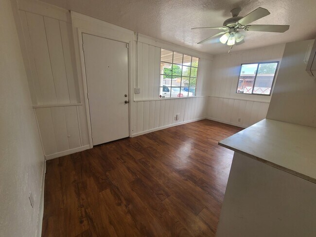 Building Photo - Beautiful 2 bedroom 2 bathroom home!