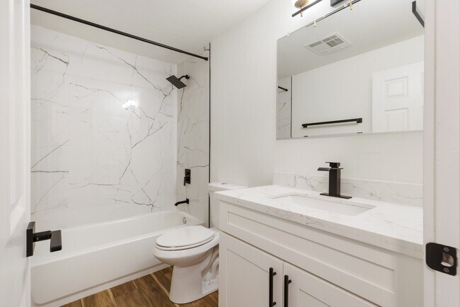Building Photo - Newly Renovated 2BR/2BA Home with Private Balcony in Seattle