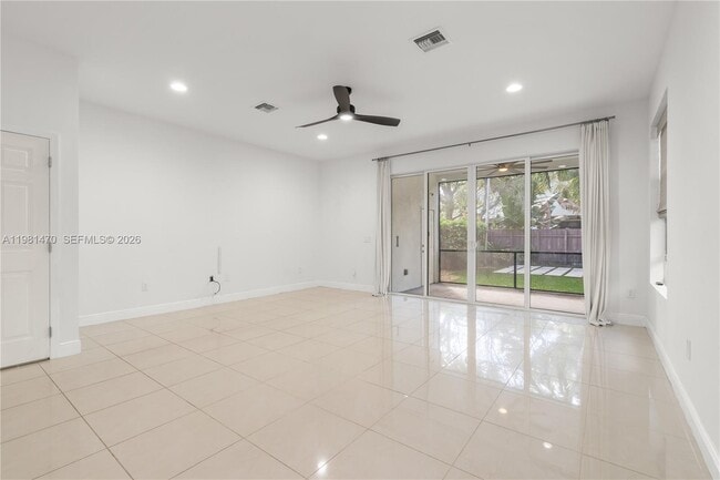 Building Photo - 1139 NE 3rd Ave