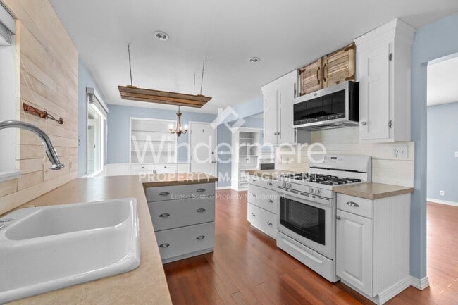 Building Photo - Desirable Rancher style home located in Ce...