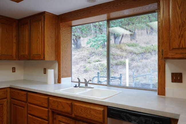 Building Photo - 3 bed 2 bath Single Family Home for Rent in Grants Pass