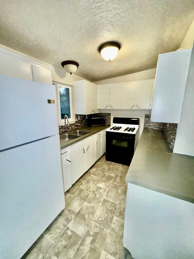 Building Photo - 1325 E 5th N