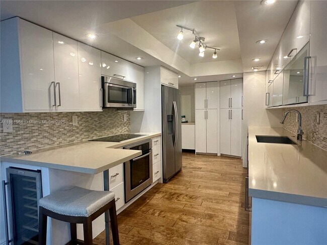 Building Photo - 1121 Crandon Blvd