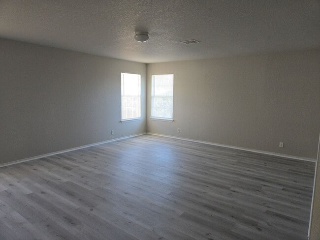 Building Photo - Spacious 4 Bedroom 2.5 Bath 2 Car Garage i...