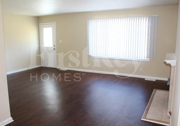 Building Photo - 5614 N Victoria Dr