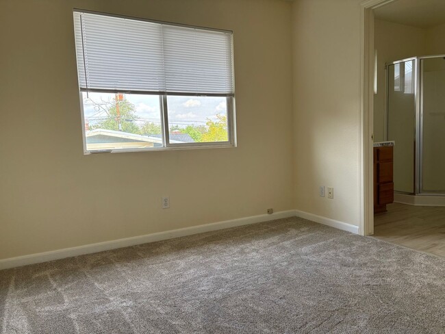 Building Photo - Darling apartment in mid town