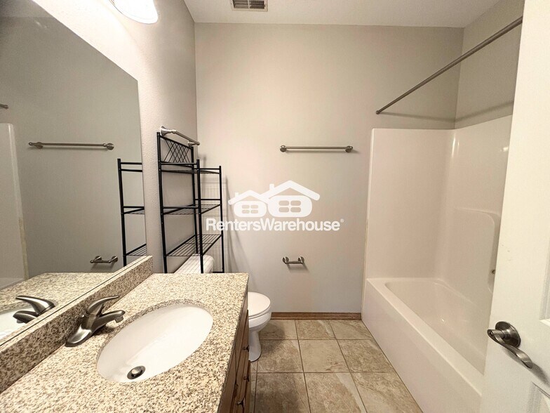 Building Photo - 2000 Meadow Ct