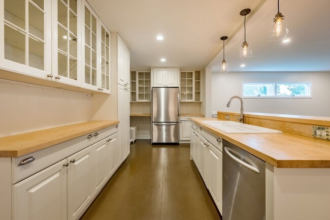 Building Photo - Classic Chevy Chase Charm in NW DC Availab...