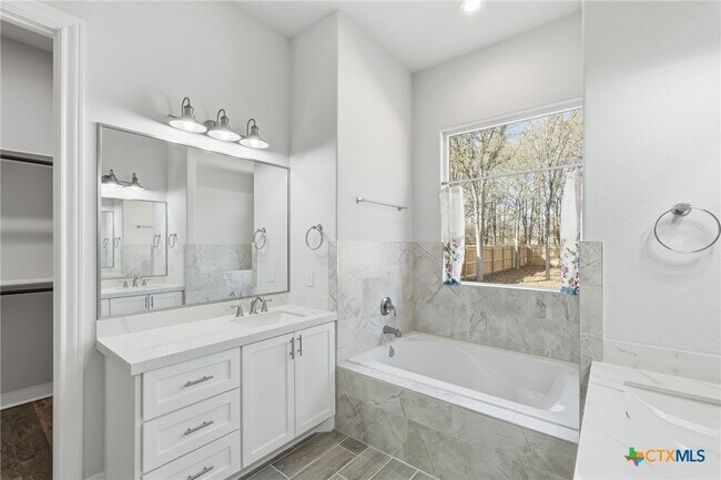 Building Photo - 200 Waikakaaua Dr