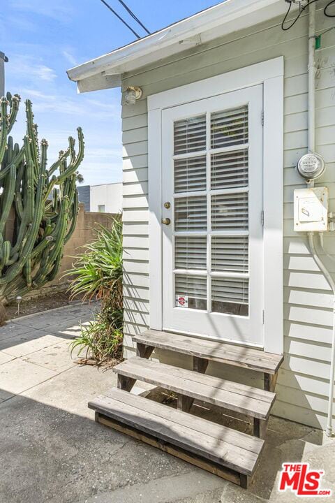 Building Photo - 3860 Goldwyn Terrace