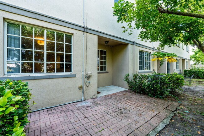 Building Photo - 1411 Lucaya Dr