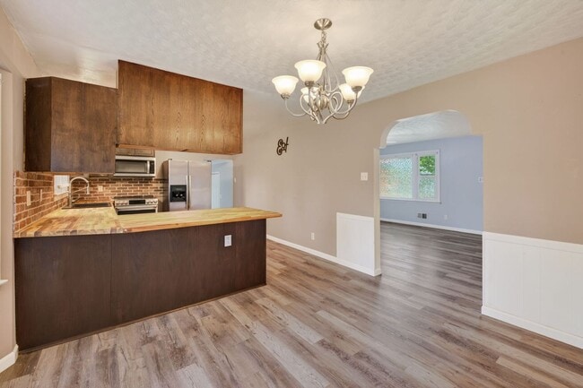 Building Photo - Brick Corner Ranch in Oak Manor-Chesapeake!